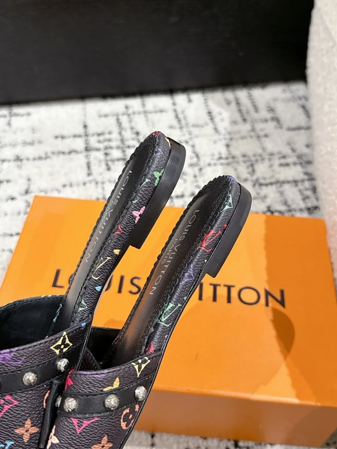 👟👟Ex-factory price 480👟👟 LouisVuitton 25/ Spring and summer new style black and white three-color cat-heeled flat sandals. It is difficult not to doubt whether it borrowed from the Tang Dynasty's Tang Sancai as a basis and innovated it into the classic LV logo. It used color and the large area of ​​​​the upper color as a contrast to create the white or black three-color element style of the upper, creating another classic style! Super greasy on feet! Indescribable fashion! It’s easy to match every day, and it’s very relevant to the changes and development of the times! Kitten heels are super easy to wear and give your feet a full summer vibe!  ✔️Material: original customized fabric ✔️Inner lining: cow lining ✔️Outsole: genuine leather outsole imported from Italy ✔️Size: #35-41 (40.41 customization is not returnable)